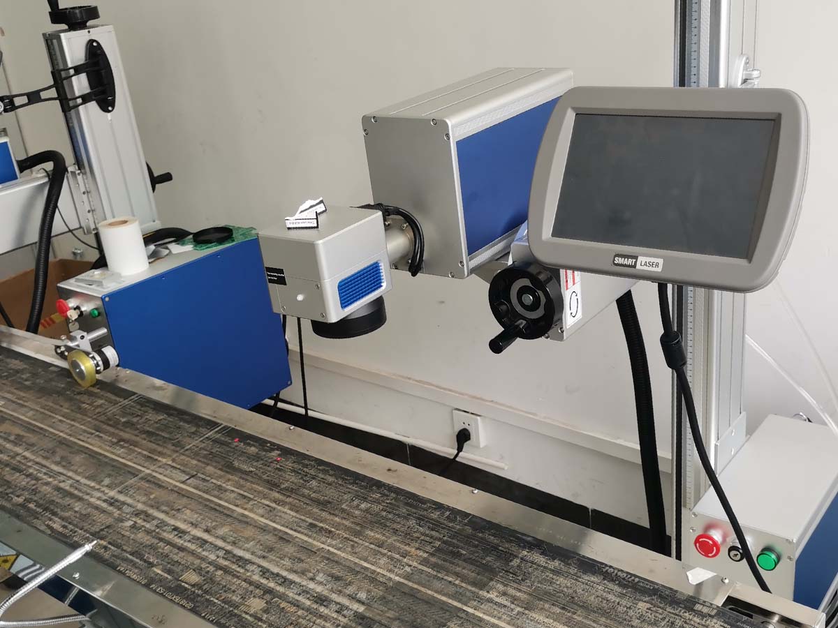 CO<sub>2</sub> fly marking machine